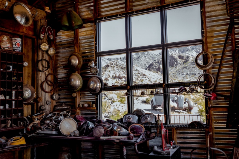 vitrine-TOURRETTE LEVENS-min_shop_window_part_junk_abandoned-138873