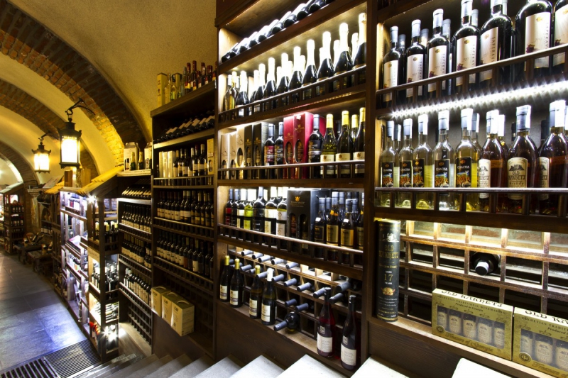 vitrine-TOURRETTE LEVENS-min_world_street_travel_shop_canon_georgia_wine_bottles-429767